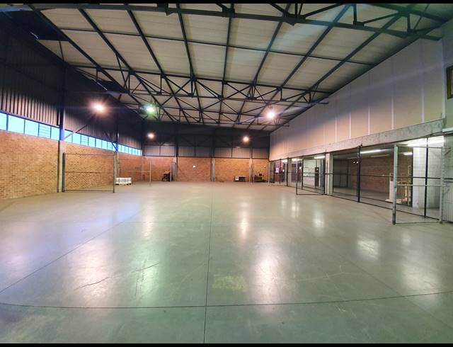 1,929M² WAREHOUSE TO LET IN CROWN